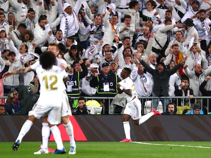 Marcelo abraza a Kroos, mientras Vinicius celebra su gol al fondo.