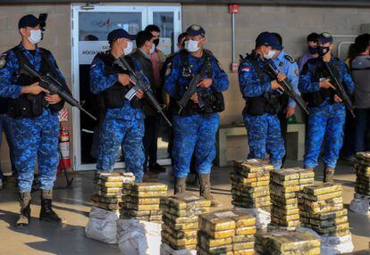 Paquetes de cocaína fueron incautados por una unidad antinarcóticos en el puerto Terport, Paraguay, en octubre de 2020. 