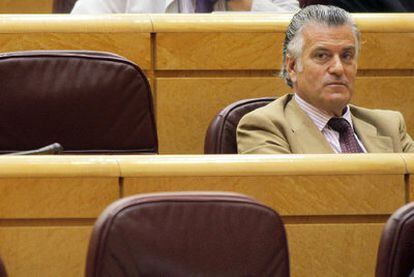 Luis Bárcenas, en su escaño, en un pleno del Senado en 2009.