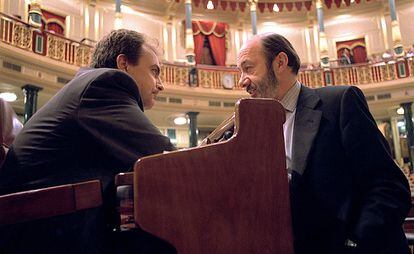 20 de junio de 2001. José Luis Rodríguez Zapatero, secretario general del PSOE, charla con Alfredo Pérez Rubalcaba, en el Congreso de los Diputados.