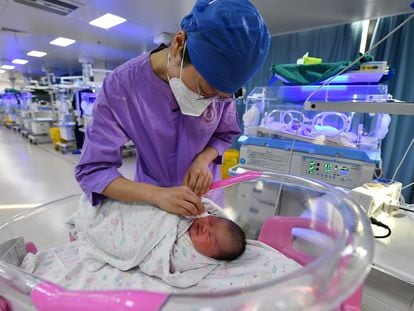 Una enfermera atiende a un recién nacido en un hospital de Fuyang, China.