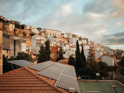 Paneles fotovoltaicos instalados en el tejado del colegio público Santa María de Nazaret, en Chiclana de Segura (Jaén).