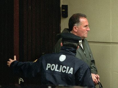 El abogado Pablo Vioque sale de la Audiencia Nacional en febrero de 2003.