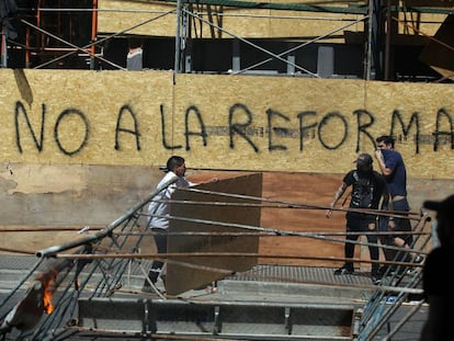 Protestas en Buenos Aires el pasado 14 de Diciembre contra el intento del gobierno de Mauricio Magri de aprobar una ley del recortes de un 13% las pensiones y las prestaciones sociales. 