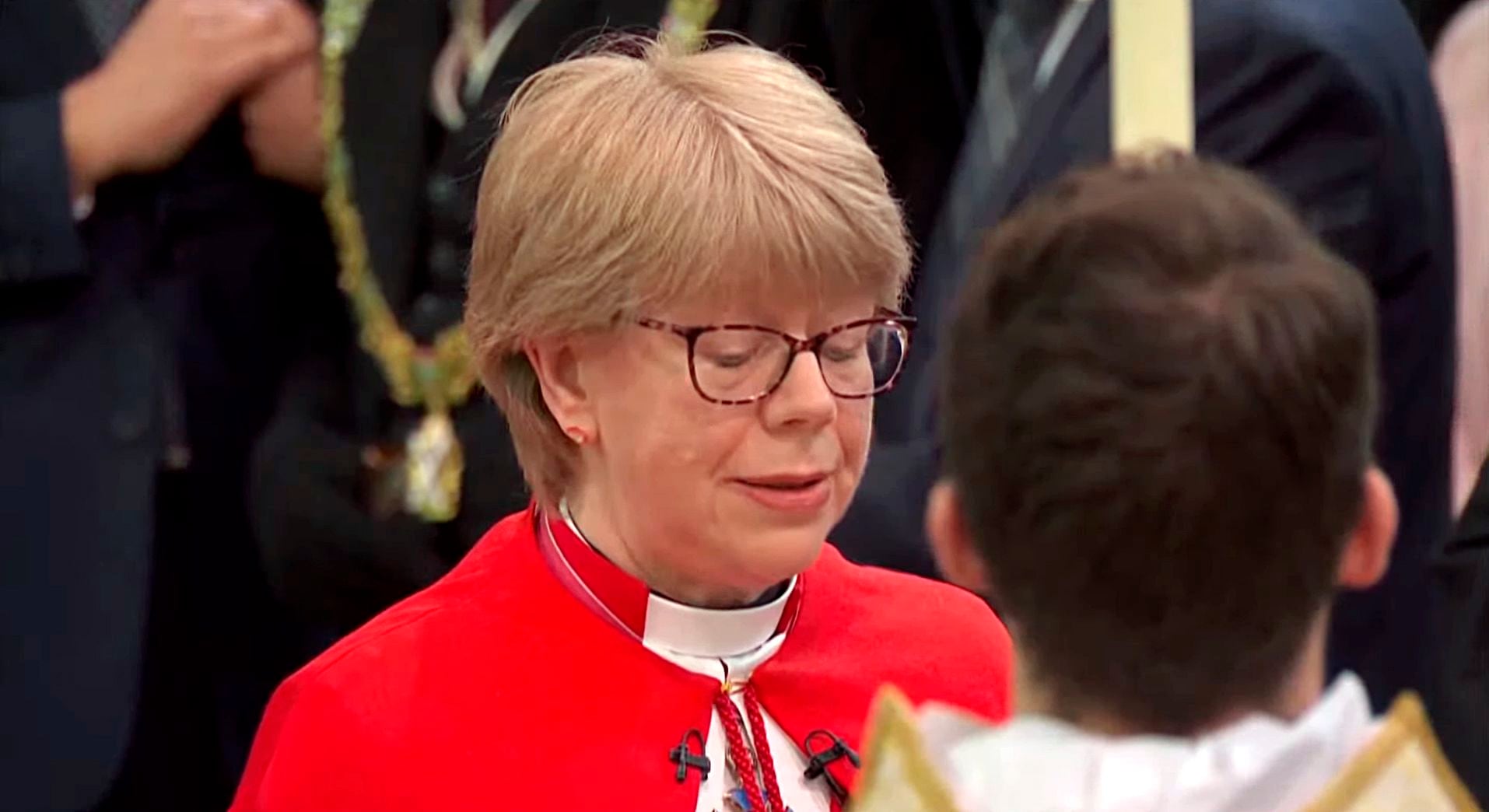 Sarah Mullally, obispo de Londres, durante la coronación del rey  Carlos III.