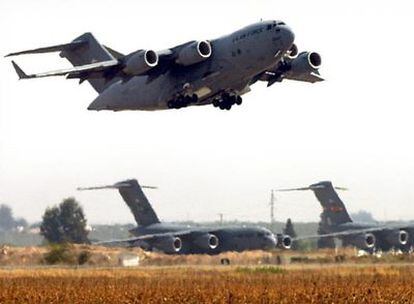 Un avión C-17 de la Fuerza Aérea estadounidense despega de la base militar de Morón de la Frontera en noviembre de 2007.