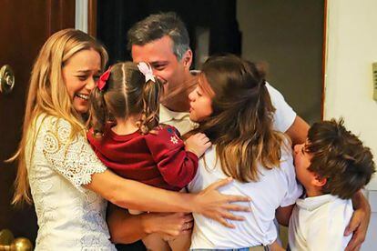 Leopoldo López es recibido por su esposa, Lilian Tintori, y sus tres hijos, a su llegada al domicilio familiar en Madrid. / Instagram