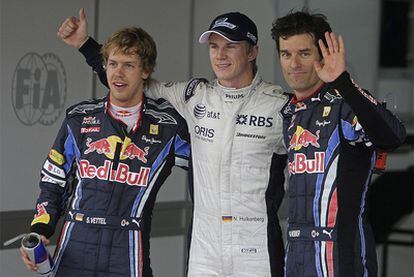 El piloto alemán conquistó la 'pole' a bordo de su Williams e incluso rodó a un ritmo muy superior al de los Red Bull. En la imagen, Hulkenberg (centro), flanqueado por Vettel (izquierda) y Webber (derecha).