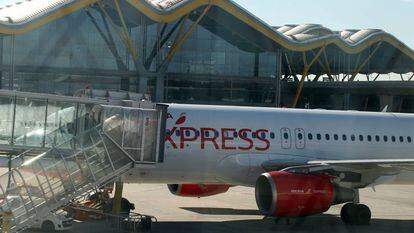 Un avi&oacute;n de Iberia Express en el aeropuerto madrile&ntilde;o de Barajas.