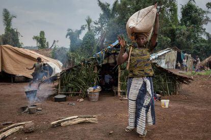 Una mujer lleva una bolsa de granos en el mercado de Ndu, en el extremo norte de la República Democrática del Congo, al borde del refugio de la República Centroafricana, el 13 de agosto de 2017.