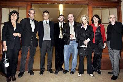 De izquierda a derecha, Laura Restrepo, Paul Auster, Claudio Magris, Antonio Muñoz Molina, Salman Rushdie, Margaret Atwood, Assia Djebar y Norman Manea.