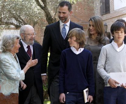 Los Príncipes de Asturias, junto al escritor José Manuel Caballero Bonald, Premio Cervantes 2012, su esposa, Pepa Ramis y los nietos de Bonald, tras la ceremonia de entrega del galardón en el Paraninfo de la Universidad de Alcalá de Henares.