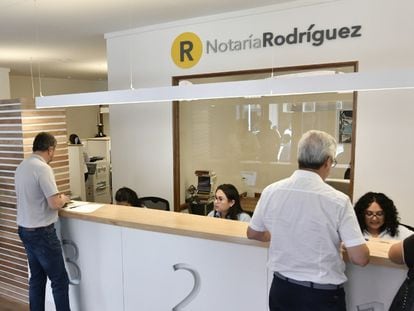 Dos personas realizan trámites en una notaría en la ciudad de Valdivia (Chile), en una imagen de redes sociales.