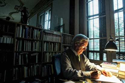 Oriol Bohigas, en su casa en la plaza Real de Barcelona, en 2010.