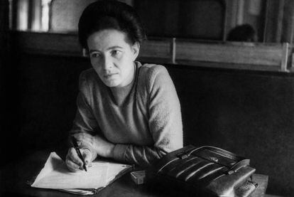 Simone de Beauvoir, en París en 1945.