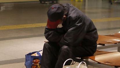 Una persona sin hogar en la estación de Sendai (Japón).