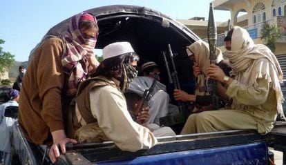 Un grupo de talibanes abandona en distrito de Buner en Pakistán.