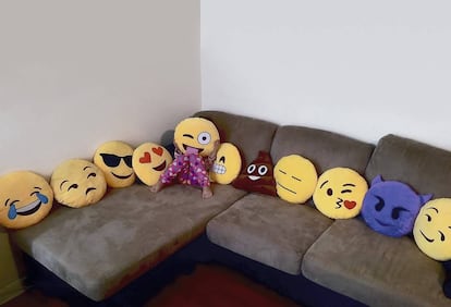 El salón de casa, tomado por los 'emojis' para diversión de los más pequeños (los mayores prefieren utilizarlos en el móvil).