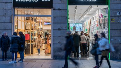 Puertas de acceso a dos comercios en Portal de l'Àngel (Barcelona).
