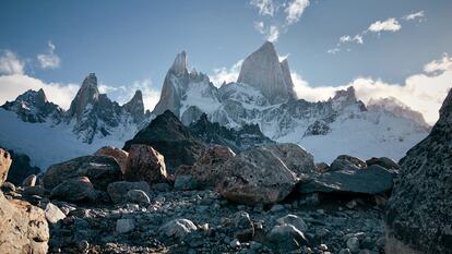 El monte Fitz Roy, situado en el sur de Argentina, visto desde una ruta para hacer senderismo en el Parque natural "Los Glaciares", el 12 de noviembre de 2021.