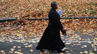 Una pastora de la Iglesia de Inglaterra, camino del sínodo en Londres