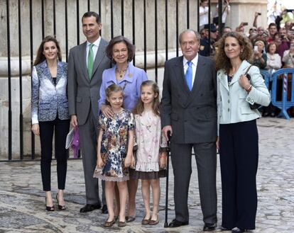  Fotograf&iacute;a de archivo (20/04/2014) de los Reyes de Espa&ntilde;a, Juan Carlos y Sof&iacute;a, posando junto a los Pr&iacute;ncipes de Asturias con sus hijas, Leonor y Sof&iacute;a, y la infanta Elena (d), a su llegada a la catedral de Palma de Mallorca donde asistieron a la tradicional misa del Domingo de Pascua, coincidiendo con su estancia en la isla con ocasi&oacute;n de la Semana Santa.