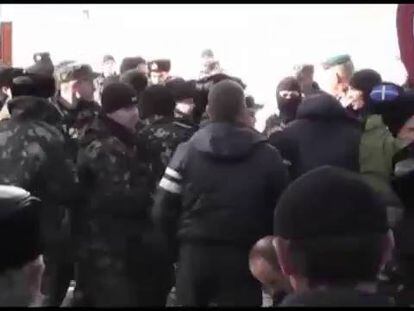 Soldados ucranios abandonan la sade de la Armada en Crimea.