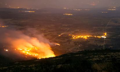 Las llamas avanzan sin control por los municipios de Cualedro, Xinzo de Limia y Baltar.