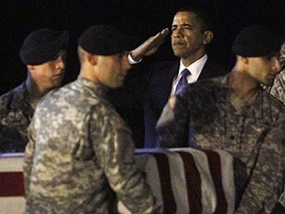 El presidente de Estados Unidos, Barack Obama, recibe solemnemente la llegada de los féretros en la base de Dover.