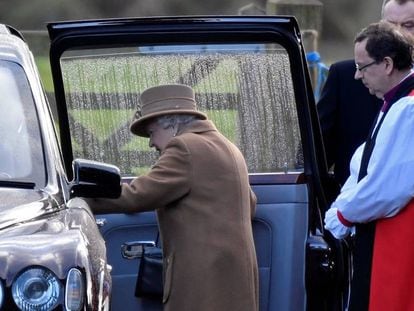 Isabel II, a la salida del servicio dominical en Sandringham, este domingo. En vídeo, la monarca convoca una reunión familiar urgente para este lunes.