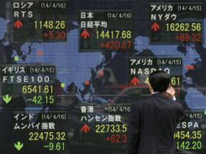 Un hombre observa informaci&oacute;n burs&aacute;til en una pantalla en la Bolsa de Tokio.