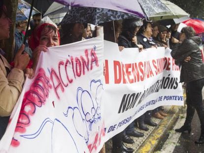 Protesta de trabajadores del Sergas este martes a las puertas del Parlamento gallego.