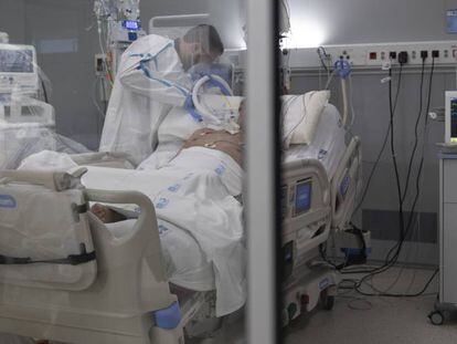 Un paciente con Covid-19 en el Hospital Zendal, de Madrid, este jueves.