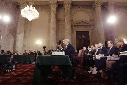 El entonces secretario de Estado de EE UU, Colin Powell, defendía la intervención en Irak ante el Senado, en febrero de 2003, en Washington.