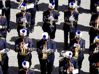Músicos de Agrupación Musical de Nuestra Señora de la Encarnación durante la procesión de la Hermandad de la Paz, el pasado Domingo de Ramos en Sevilla.