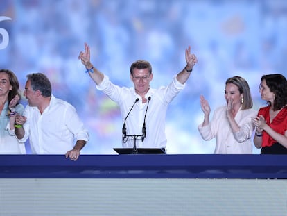 Feijóo celebra la victoria del PP en las elecciones del 23-J junto a otros dirigentes de su partido.