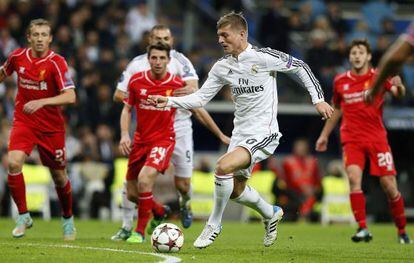 Kroos maneja el balón en el partido contra Liverpool.