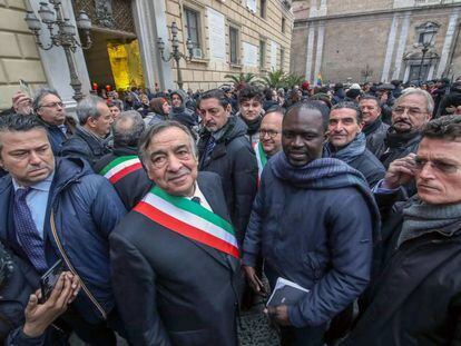 El alcalde de Palermo, Leoluca Orlando (en el centro), este viernes en una marcha organizada por sus simpatizantes.