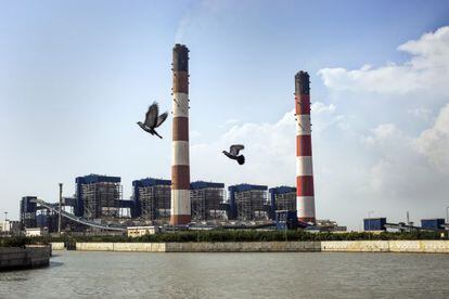 Planta de carbón en la región de Mundra, en India, que ha afectado a la actividad pesquera de los vecinos.