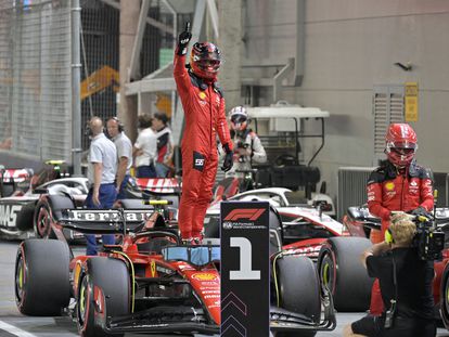 Carlos Sainz celebra la 'pole' conseguida este sábado en la clasificación del GP de Singapur.
