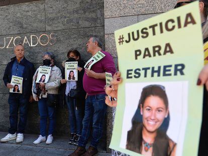 Amigos y familiares de Esther López, de 35 años, hallada muerta el sábado 5 de febrero en una cuneta de Traspinedo (Valladolid), concentrados a las puertas del Juzgado de Instrucción Número 5 de Valladolid este lunes.