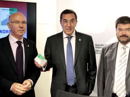José María Iruarrizaga (izquierda), con José Luis Bilbao y Juan María Aburto, el jueves en la presentación de los presupuestos de Bizkaia.