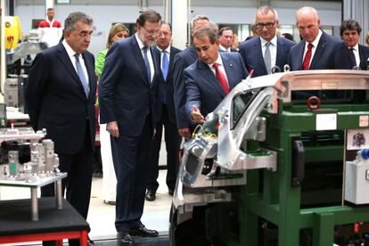 El presidente del Gobierno, Mariano Rajoy, junto a los directivos de Seat hoy en Martorell. 