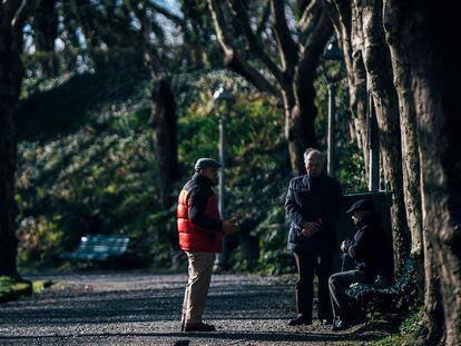 Pensionistas pasean por la alameda de Santiago de Compostela en un día invernal.