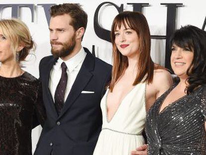 La directora británica Sam Taylor-Johnson, su esposo, el actor Aaron Taylor-Johnson, la actriz irlandesa Jamie Dornan y la actriz estadounidense Dakota Johnson posan a su llegada para el estreno de la película "Fifty Shades of Grey" en Londres.