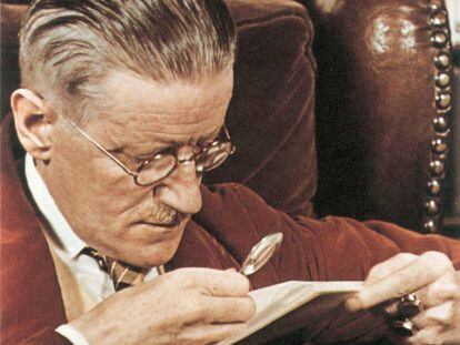 El escritor James Joyce fotografiado por Gis&egrave;le Freund en 1939.