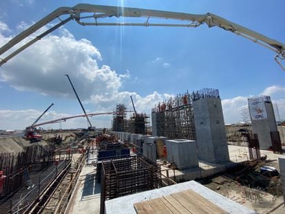 Grúas y obreros trabajan en la construcción de la refinería, en octubre de 2020.