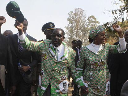 El presidente de Zimbabue, Robert Mugabe, junto a su mujer, Grace.