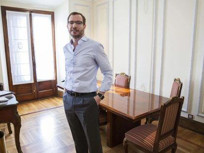 El alcalde de Vitoria, Javier Maroto (PP), durante la entrevista que ha ofrecido a la agencia Efe.