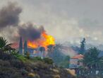 A house burns due to lava from the eruption of a volcano in the Cumbre Vieja national park, in the residential area of Los Campitos at Los Llanos de Aridane, on the Canary Island of La Palma, September 20, 2021. REUTERS/Borja Suarez